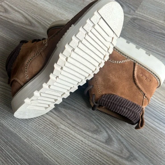 BRAND NEW Clarks Mens Tan Suede Boots sz 8